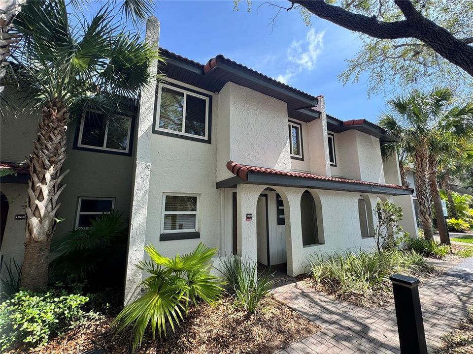For Rent: $2,000 (2 beds, 2 baths, 1052 Square Feet)