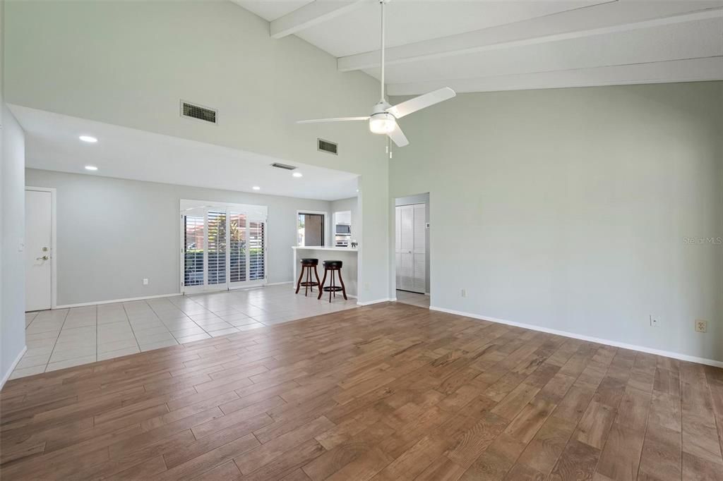 For Sale: $225,000 (2 beds, 2 baths, 1374 Square Feet)