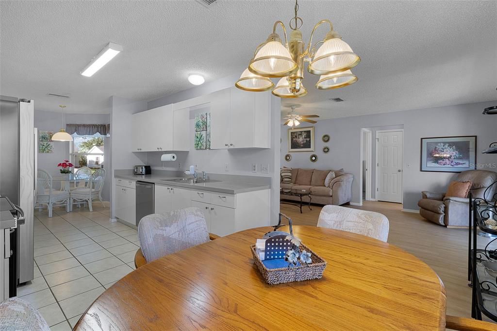 For Sale: $280,000 (2 beds, 2 baths, 1213 Square Feet)