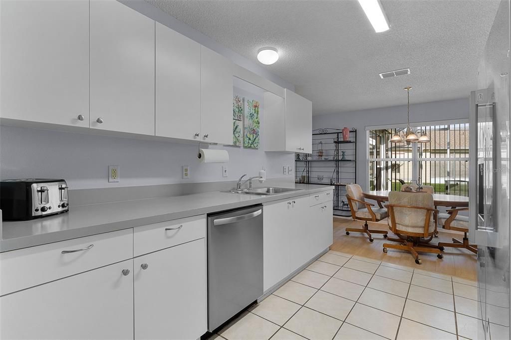 For Sale: $280,000 (2 beds, 2 baths, 1213 Square Feet)