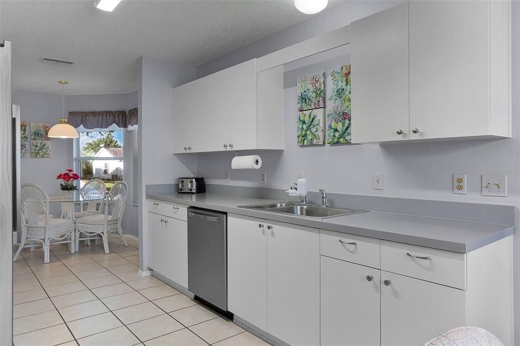 For Sale: $280,000 (2 beds, 2 baths, 1213 Square Feet)