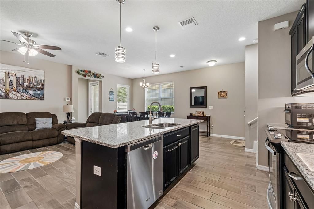 For Sale: $399,900 (4 beds, 3 baths, 2098 Square Feet)