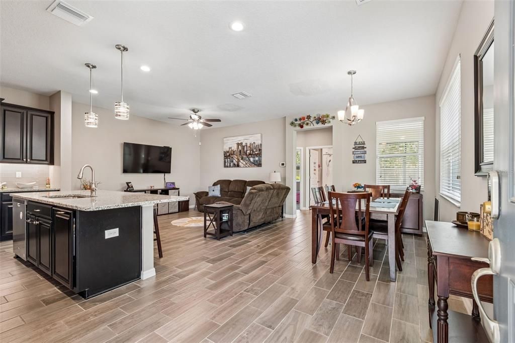 For Sale: $399,900 (4 beds, 3 baths, 2098 Square Feet)