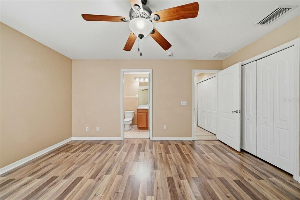 На продажу: $269,990 (4 спален, 2 ванн, 1396 Квадратных фут)