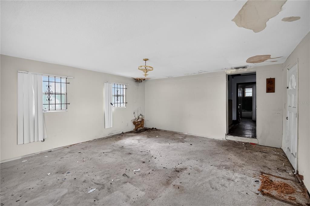For Sale: $149,000 (2 beds, 1 baths, 1028 Square Feet)