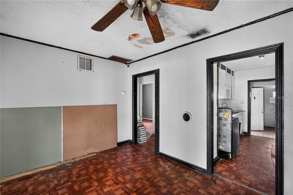 For Sale: $149,000 (2 beds, 1 baths, 1028 Square Feet)