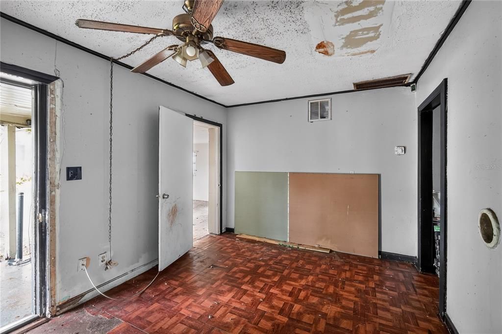 For Sale: $149,000 (2 beds, 1 baths, 1028 Square Feet)