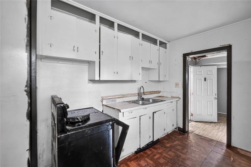 For Sale: $149,000 (2 beds, 1 baths, 1028 Square Feet)