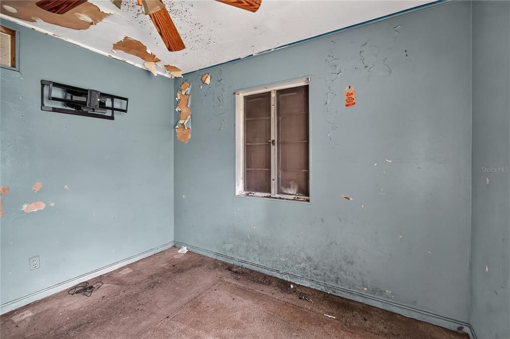 For Sale: $149,000 (2 beds, 1 baths, 1028 Square Feet)