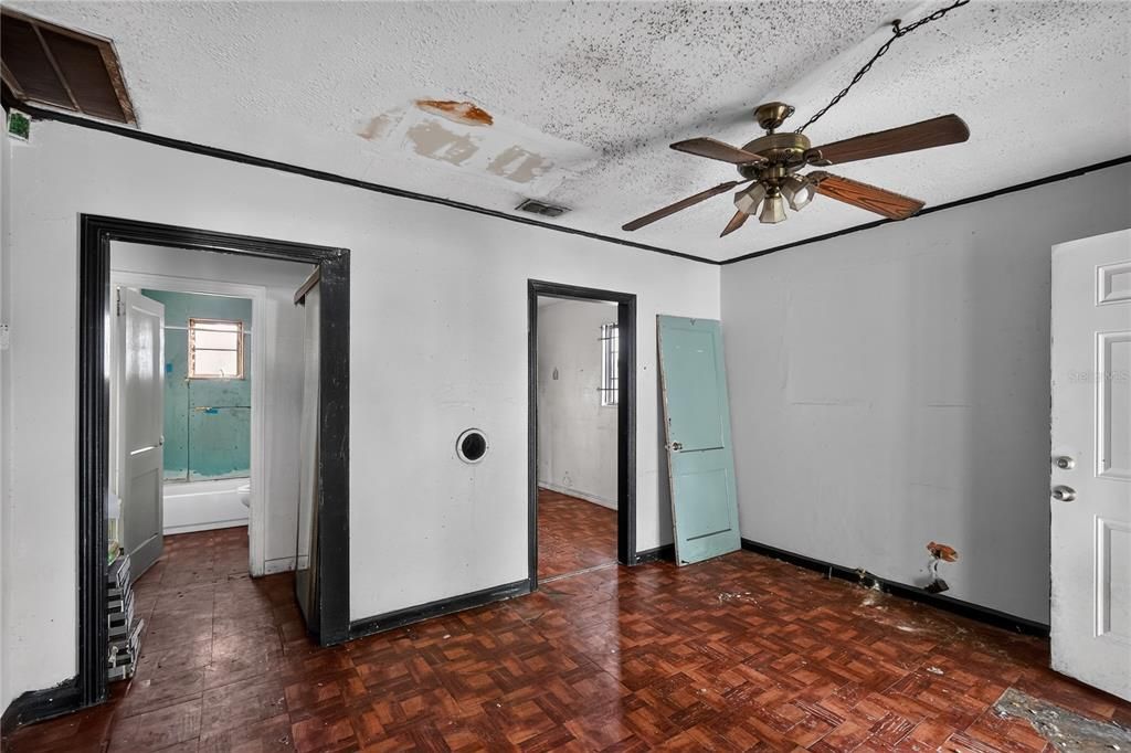 For Sale: $149,000 (2 beds, 1 baths, 1028 Square Feet)