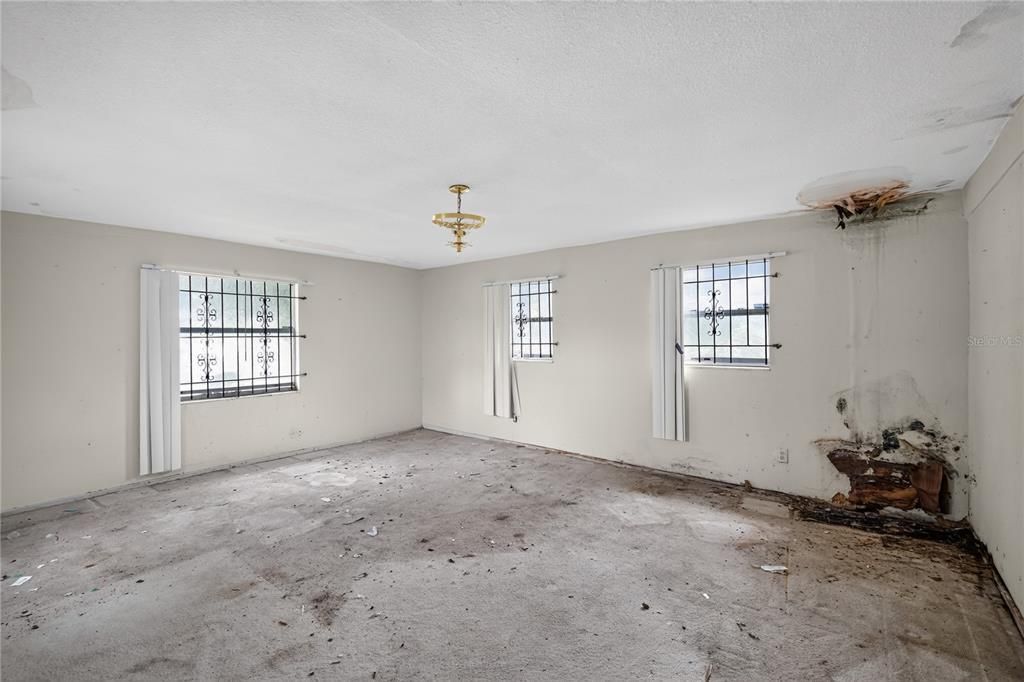 For Sale: $149,000 (2 beds, 1 baths, 1028 Square Feet)