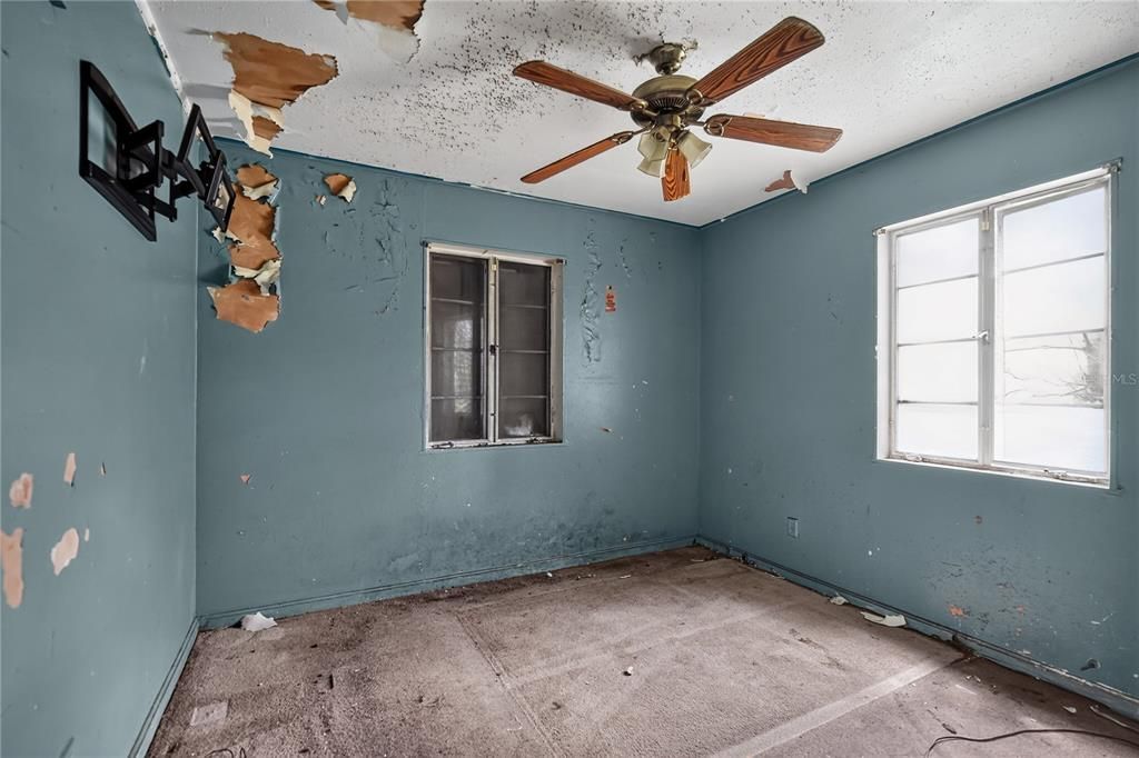 For Sale: $149,000 (2 beds, 1 baths, 1028 Square Feet)