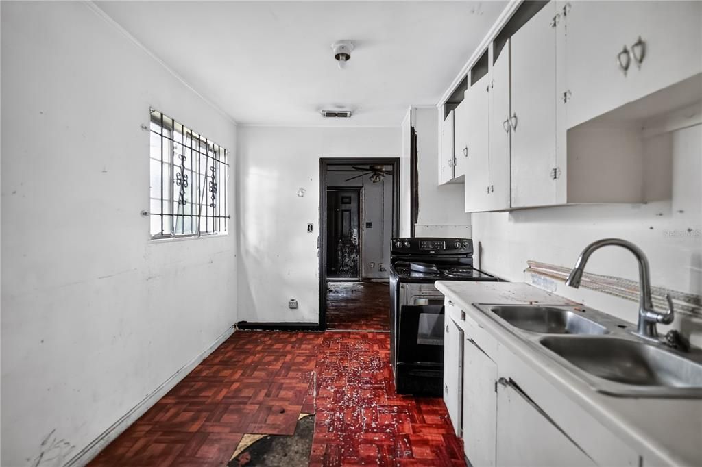 For Sale: $149,000 (2 beds, 1 baths, 1028 Square Feet)