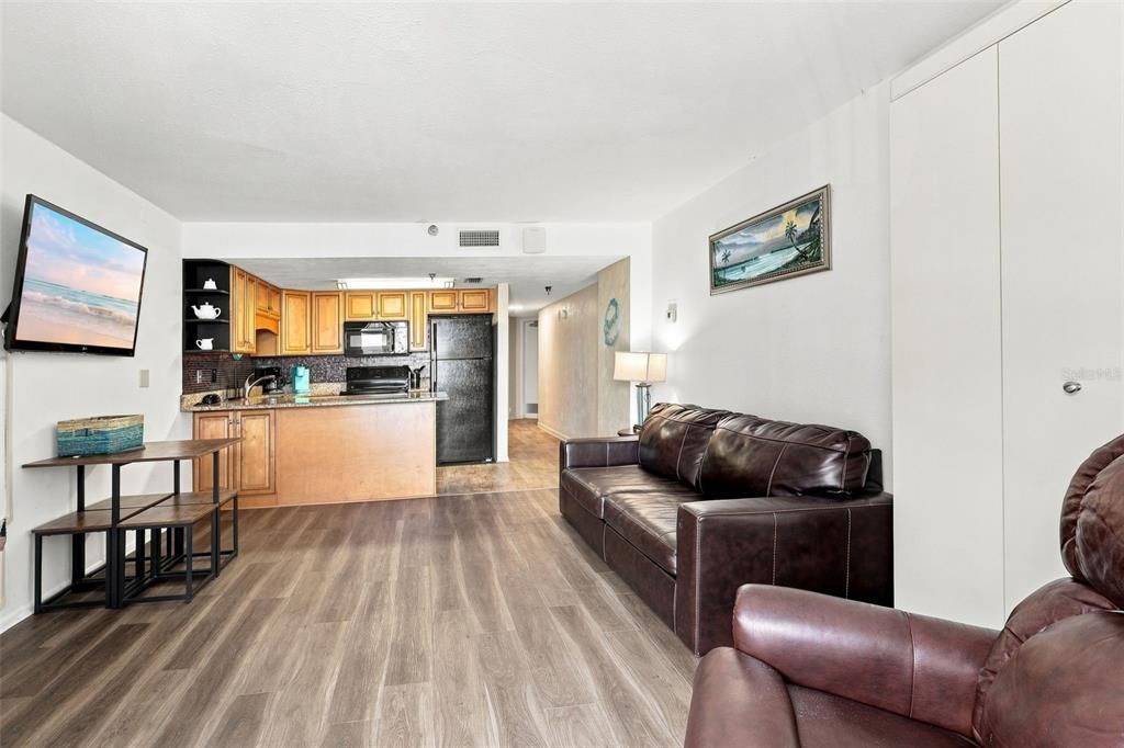 For Sale: $270,000 (1 beds, 1 baths, 600 Square Feet)