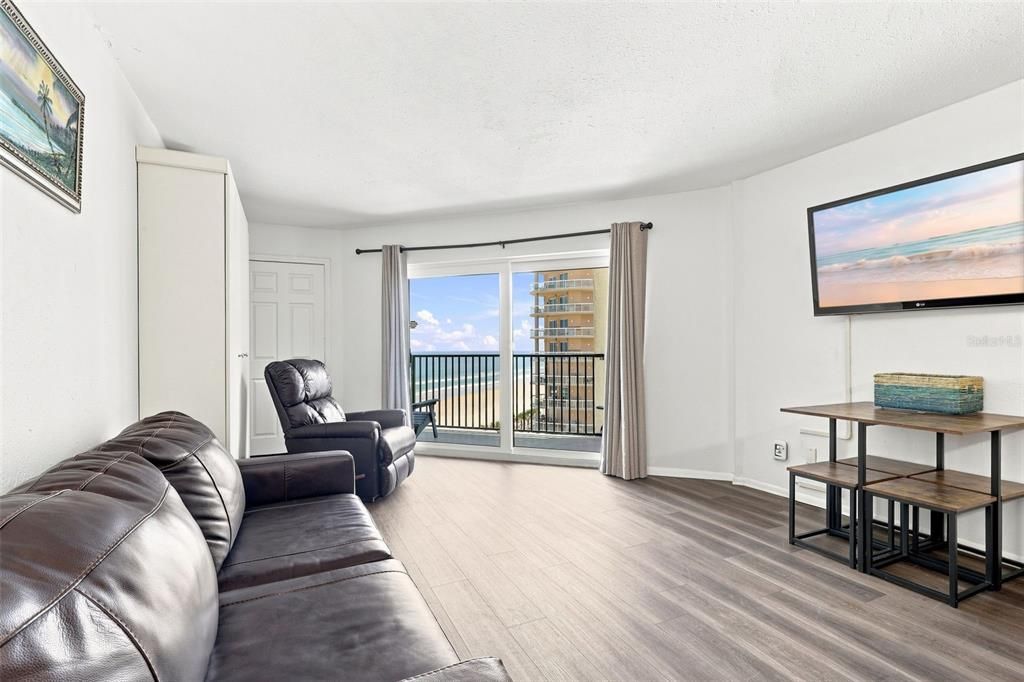For Sale: $270,000 (1 beds, 1 baths, 600 Square Feet)