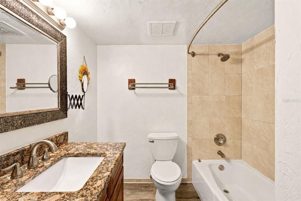 For Sale: $270,000 (1 beds, 1 baths, 600 Square Feet)