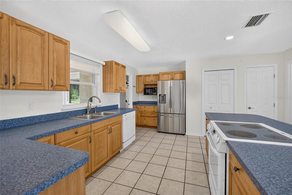 For Sale: $879,900 (3 beds, 3 baths, 2452 Square Feet)