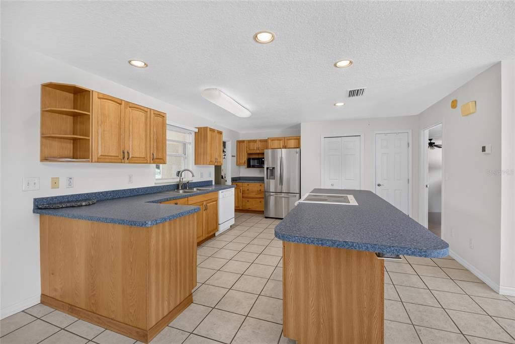 For Sale: $879,900 (3 beds, 3 baths, 2452 Square Feet)