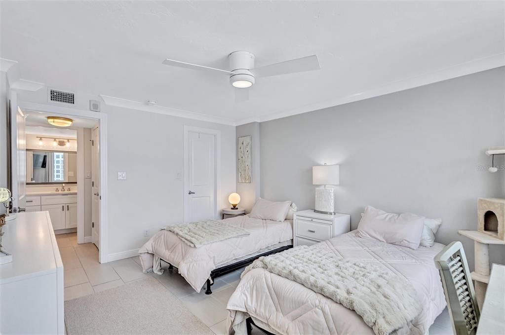 For Sale: $589,000 (2 beds, 2 baths, 1220 Square Feet)
