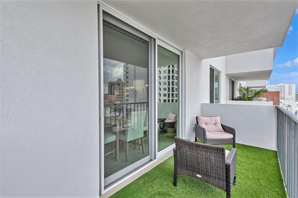 For Sale: $589,000 (2 beds, 2 baths, 1220 Square Feet)