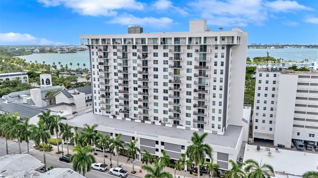 For Sale: $589,000 (2 beds, 2 baths, 1220 Square Feet)