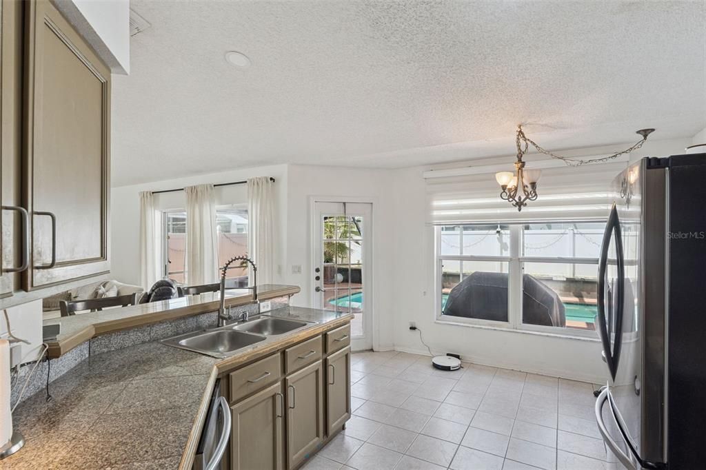 En Venta: $435,000 (4 camas, 2 baños, 2061 Pies cuadrados)