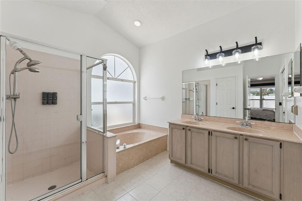En Venta: $435,000 (4 camas, 2 baños, 2061 Pies cuadrados)