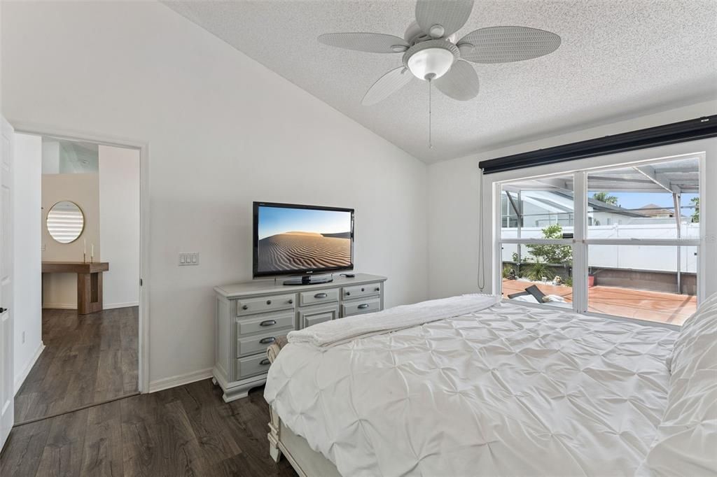 En Venta: $435,000 (4 camas, 2 baños, 2061 Pies cuadrados)