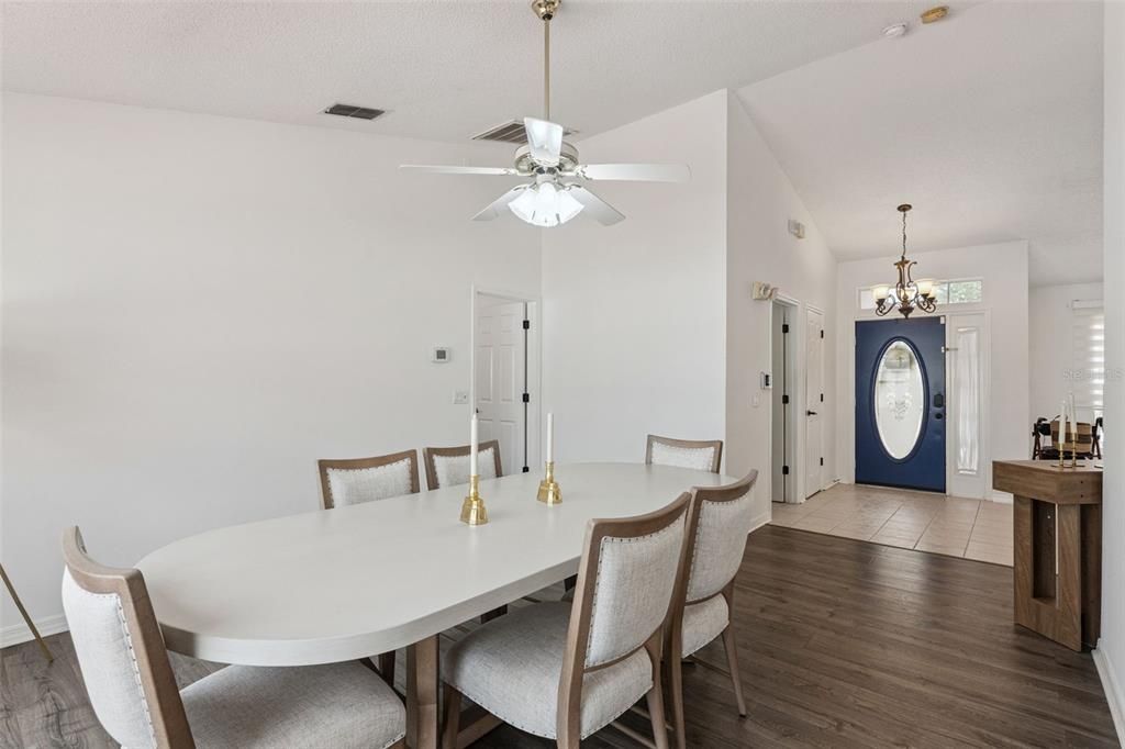 En Venta: $435,000 (4 camas, 2 baños, 2061 Pies cuadrados)