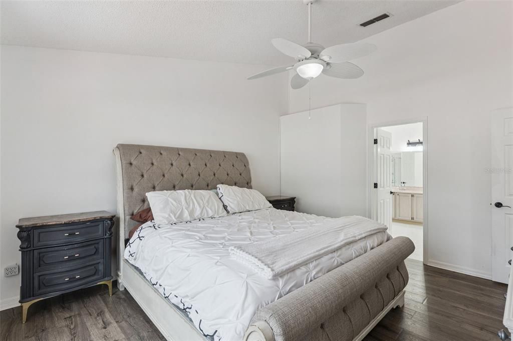 En Venta: $435,000 (4 camas, 2 baños, 2061 Pies cuadrados)