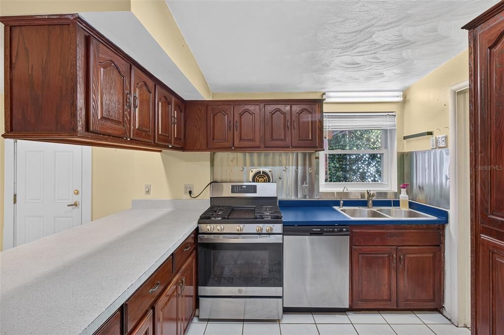 For Sale: $349,900 (3 beds, 2 baths, 1176 Square Feet)