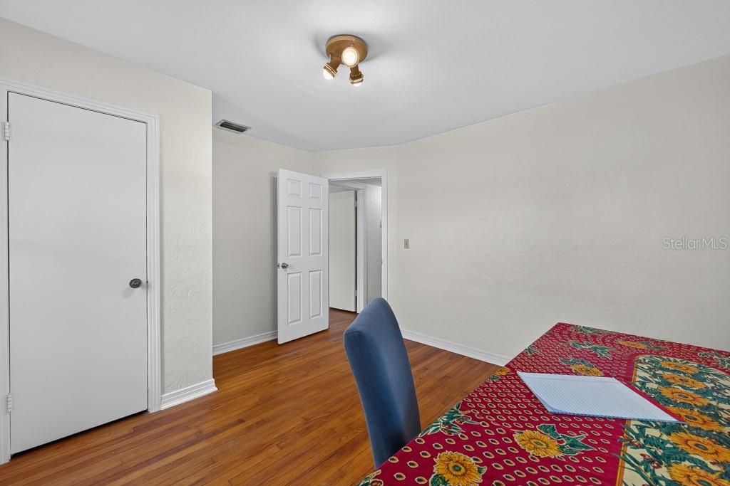 For Sale: $348,000 (2 beds, 1 baths, 925 Square Feet)