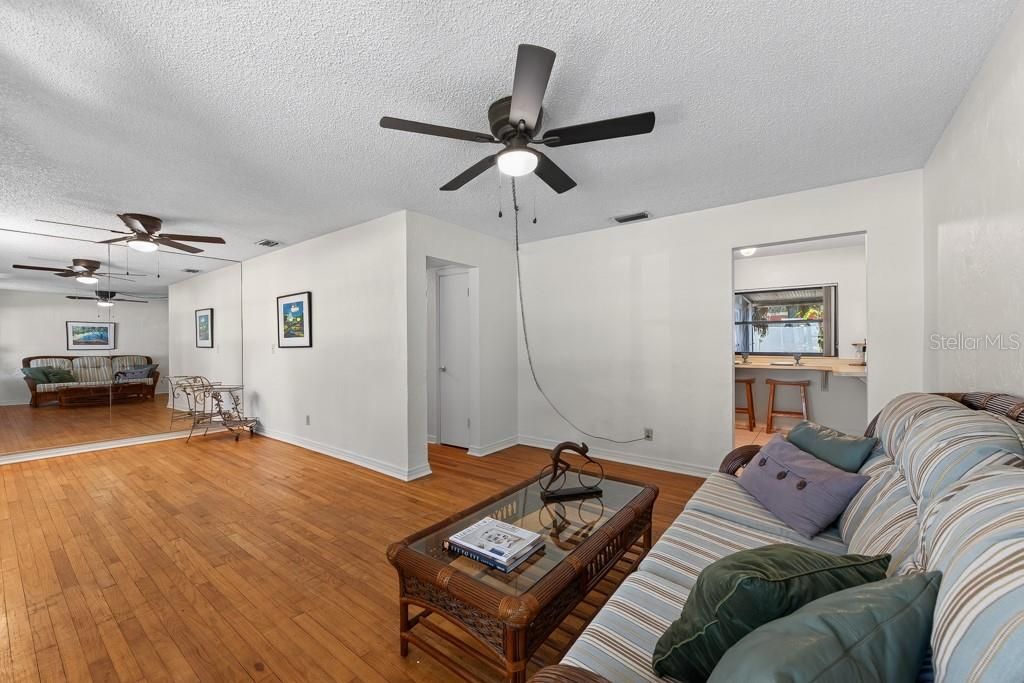 For Sale: $348,000 (2 beds, 1 baths, 925 Square Feet)