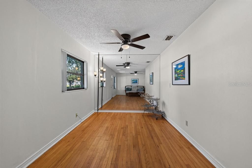 For Sale: $348,000 (2 beds, 1 baths, 925 Square Feet)