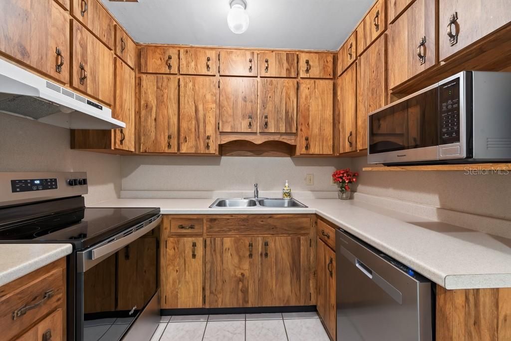 For Sale: $348,000 (2 beds, 1 baths, 925 Square Feet)