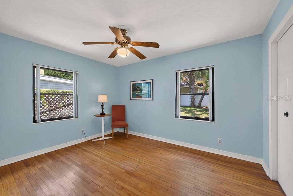 For Sale: $348,000 (2 beds, 1 baths, 925 Square Feet)