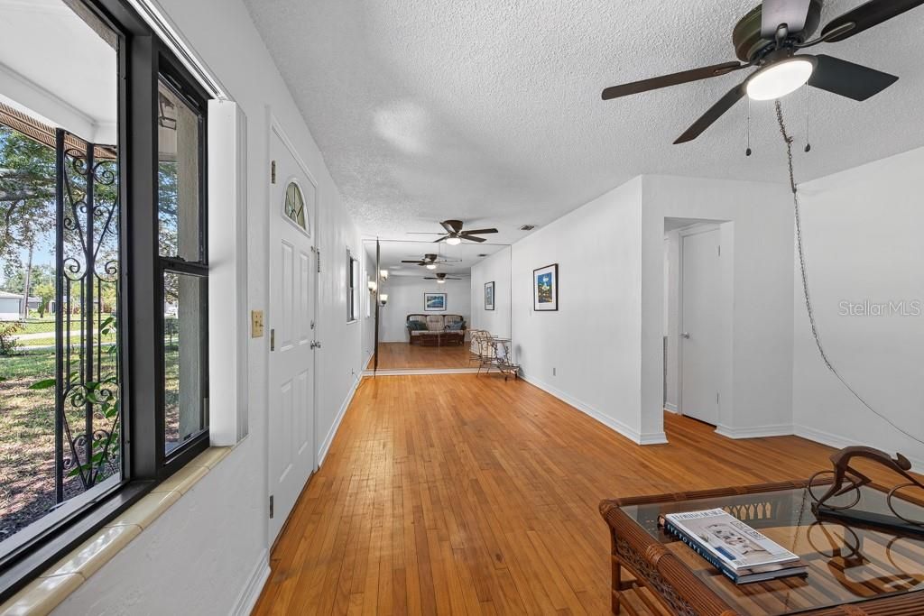 For Sale: $348,000 (2 beds, 1 baths, 925 Square Feet)