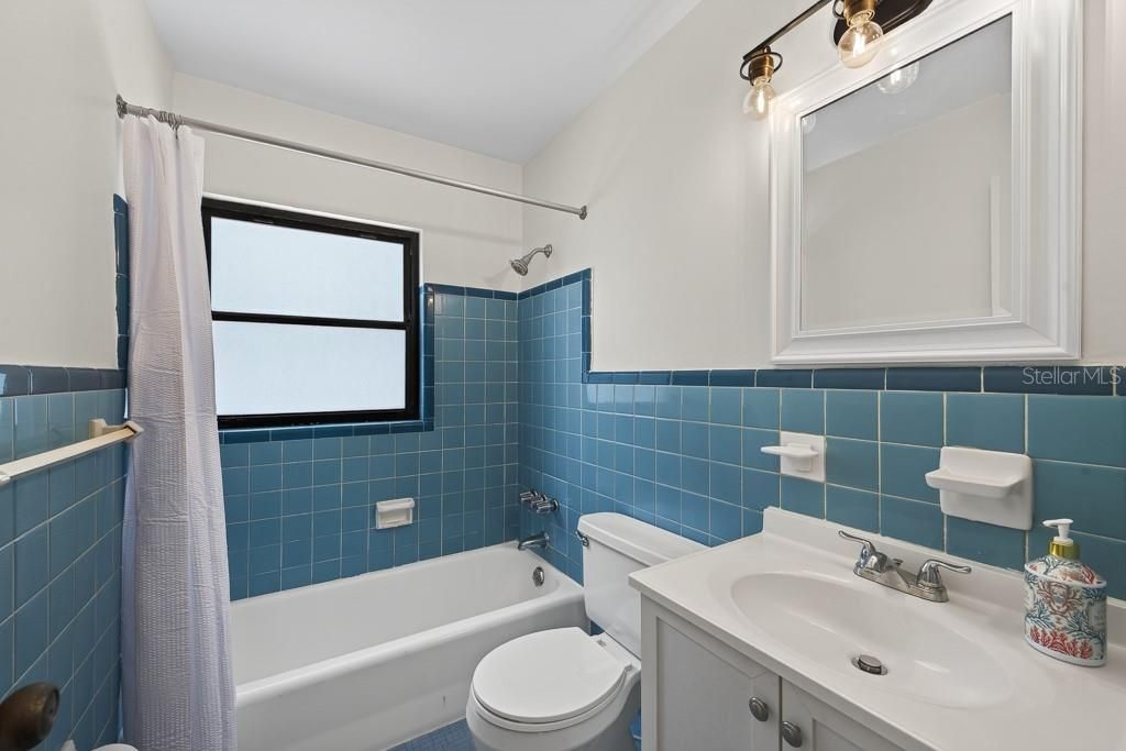 For Sale: $348,000 (2 beds, 1 baths, 925 Square Feet)