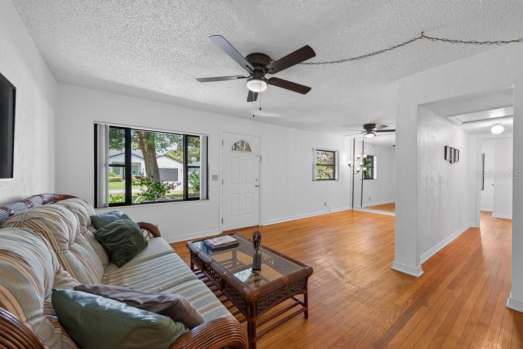 For Sale: $348,000 (2 beds, 1 baths, 925 Square Feet)