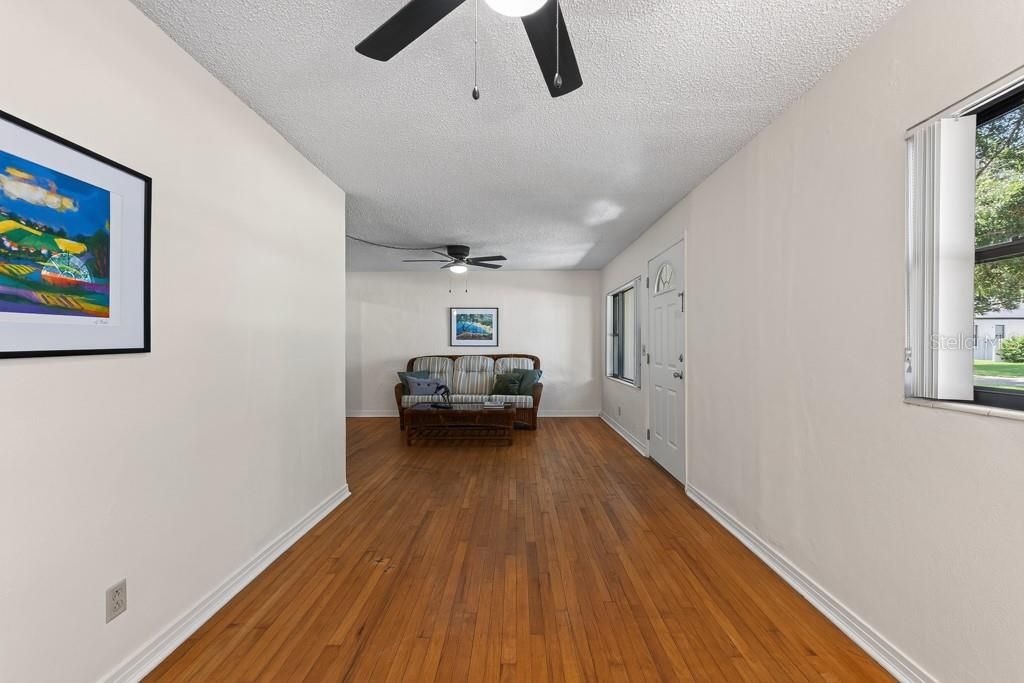 For Sale: $348,000 (2 beds, 1 baths, 925 Square Feet)