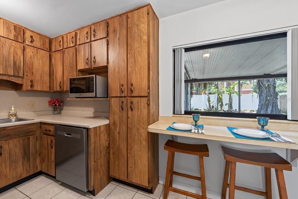 For Sale: $348,000 (2 beds, 1 baths, 925 Square Feet)