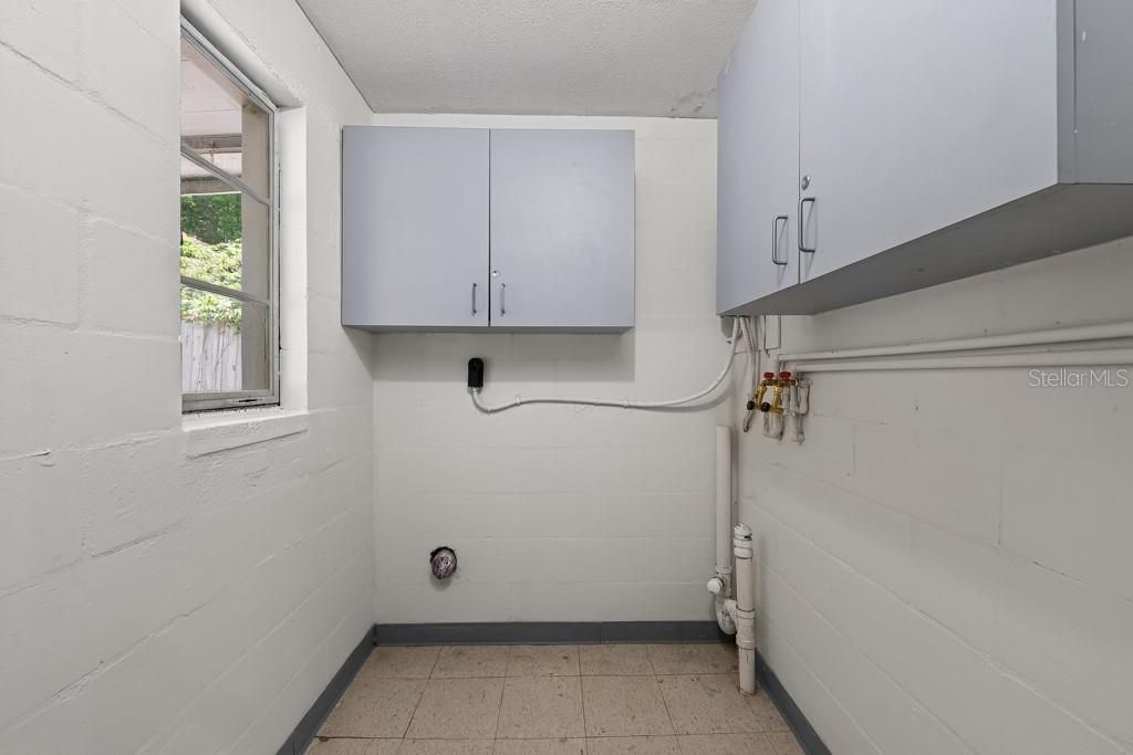 For Sale: $348,000 (2 beds, 1 baths, 925 Square Feet)