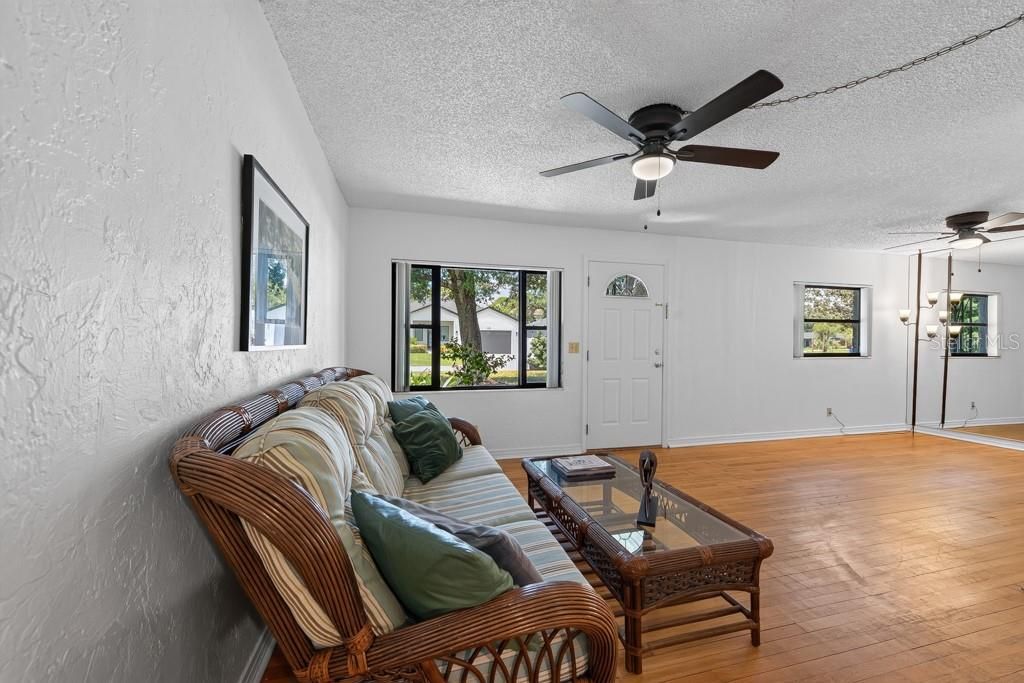 For Sale: $348,000 (2 beds, 1 baths, 925 Square Feet)