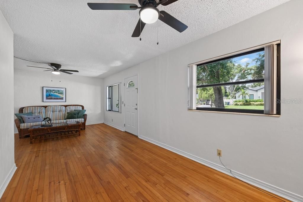 For Sale: $348,000 (2 beds, 1 baths, 925 Square Feet)