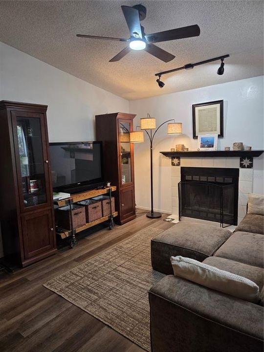 For Sale: $145,000 (2 beds, 2 baths, 912 Square Feet)
