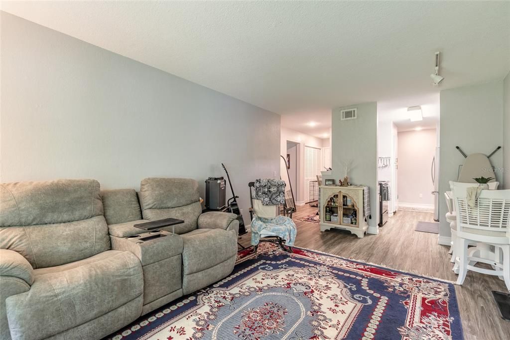 For Sale: $140,999 (2 beds, 2 baths, 1010 Square Feet)
