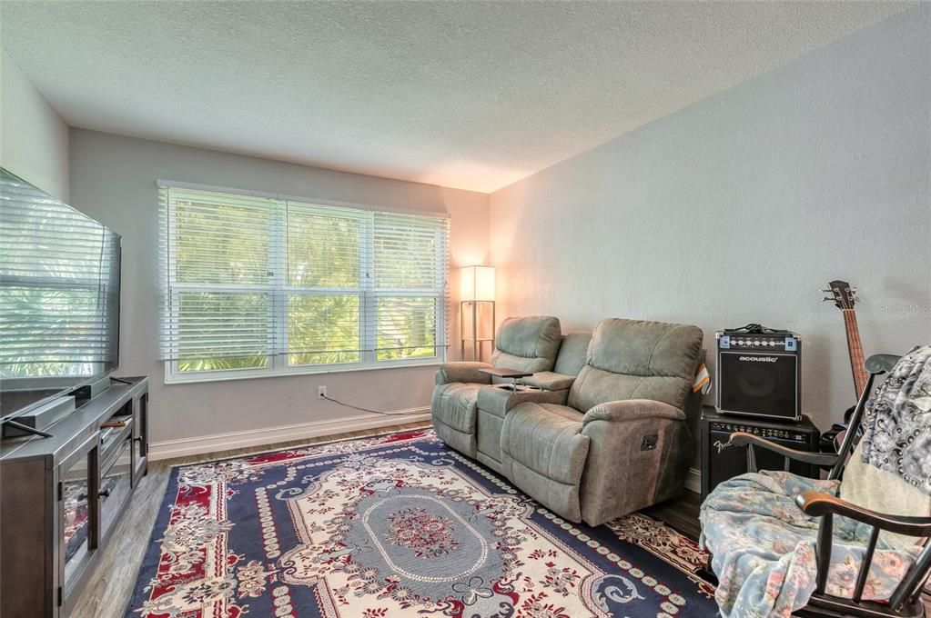 For Sale: $140,999 (2 beds, 2 baths, 1010 Square Feet)