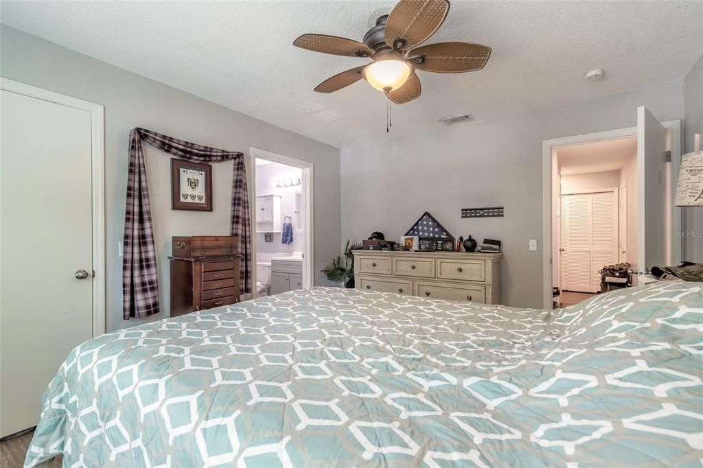 For Sale: $140,999 (2 beds, 2 baths, 1010 Square Feet)