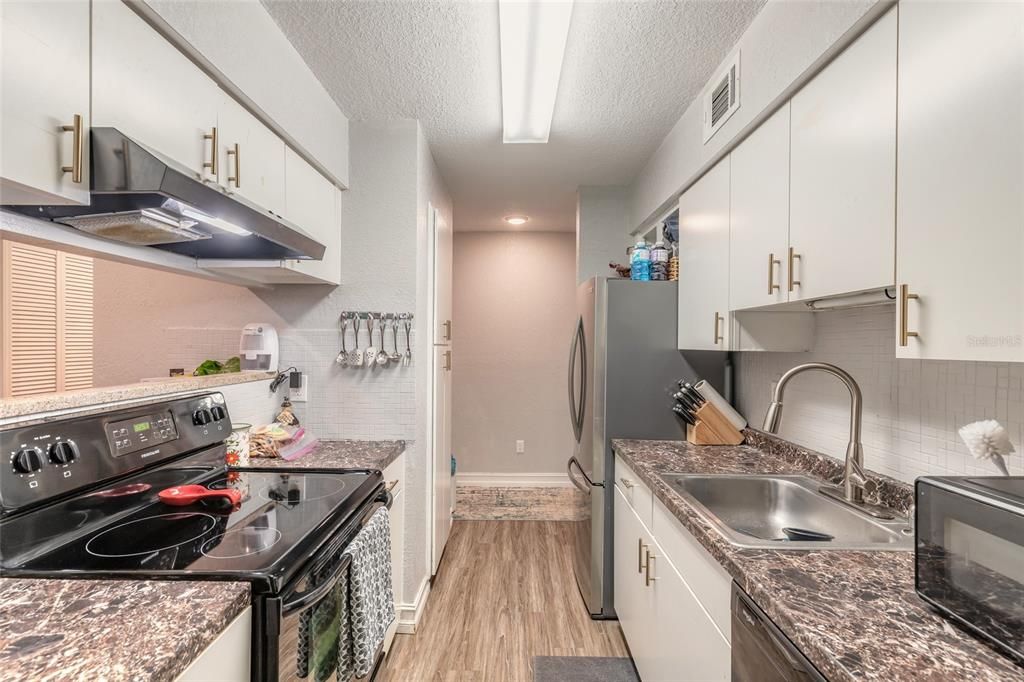 For Sale: $140,999 (2 beds, 2 baths, 1010 Square Feet)