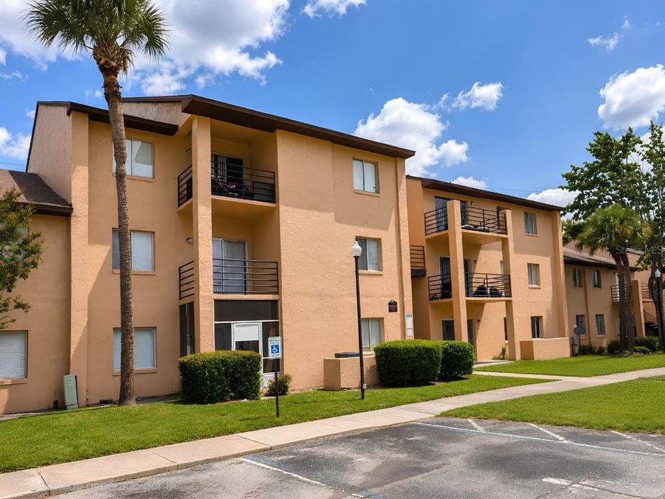 For Rent: $1,350 (2 beds, 2 baths, 934 Square Feet)